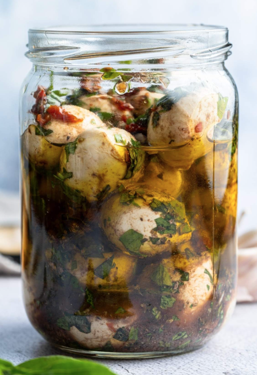 Mozzarella Balls in Virgin Olive Oil, Garlic, Herbs & Sun-Dried Tomato Bolitas de Mozzarella en Aceite de Oliva Virgen, Ajo, Hierbas y Tomate Seco